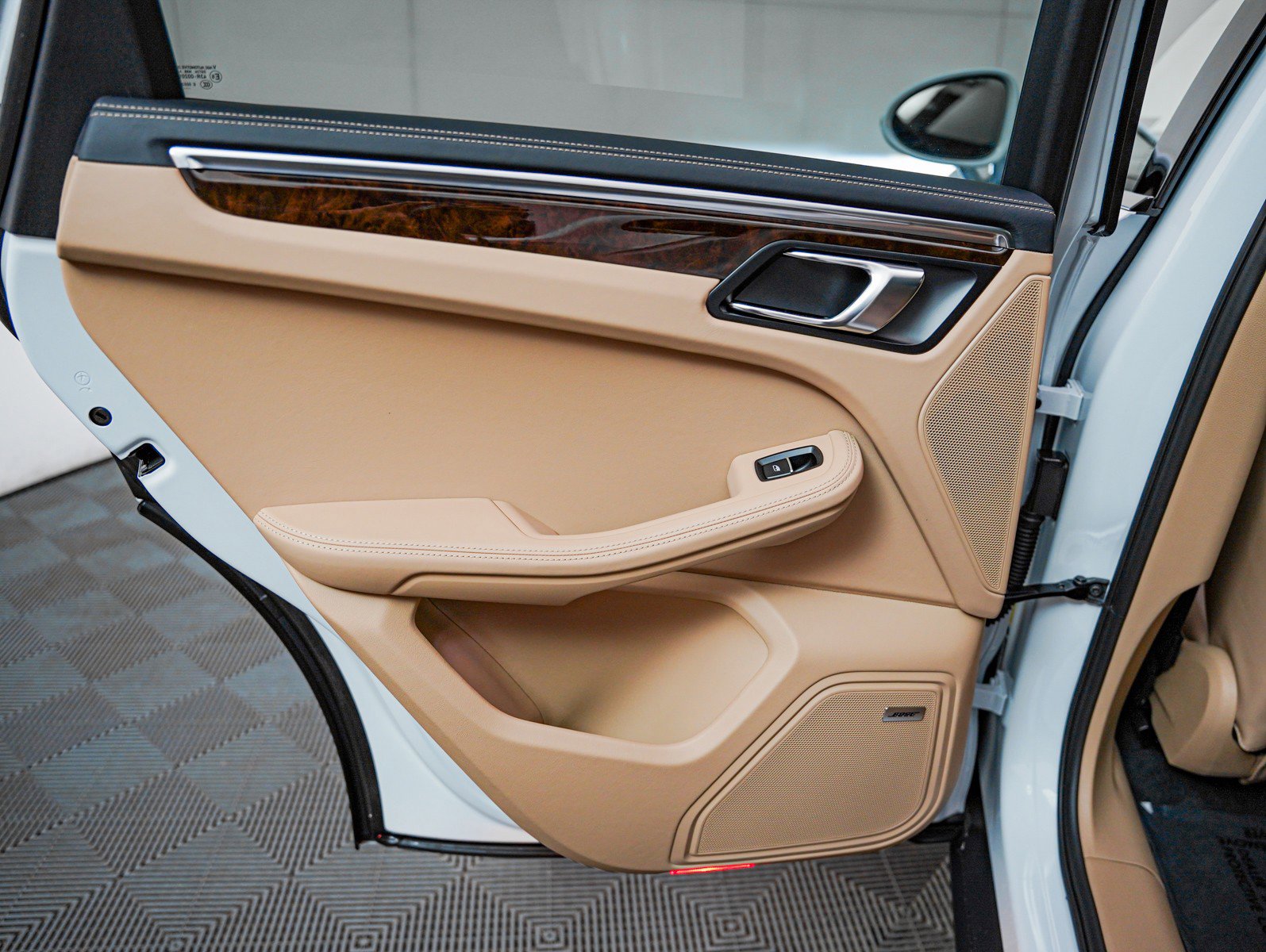 Certified 2025 Porsche Macan S image 28