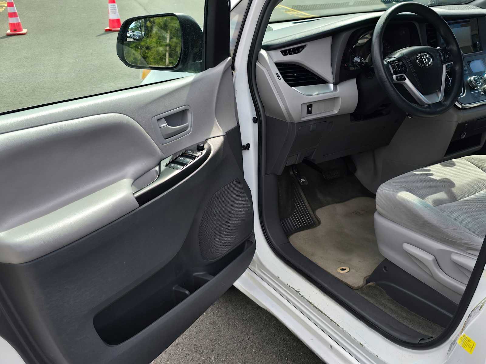 Used 2017 Toyota Sienna L FWD image 20