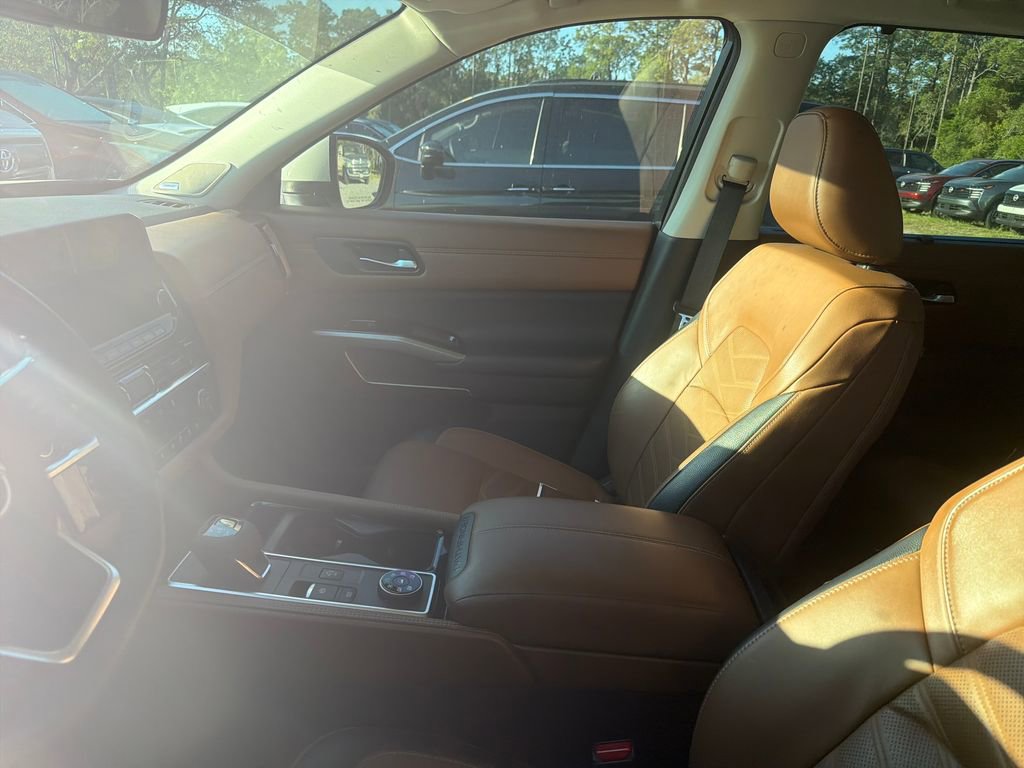 Used 2024 Nissan Pathfinder Platinum image 11