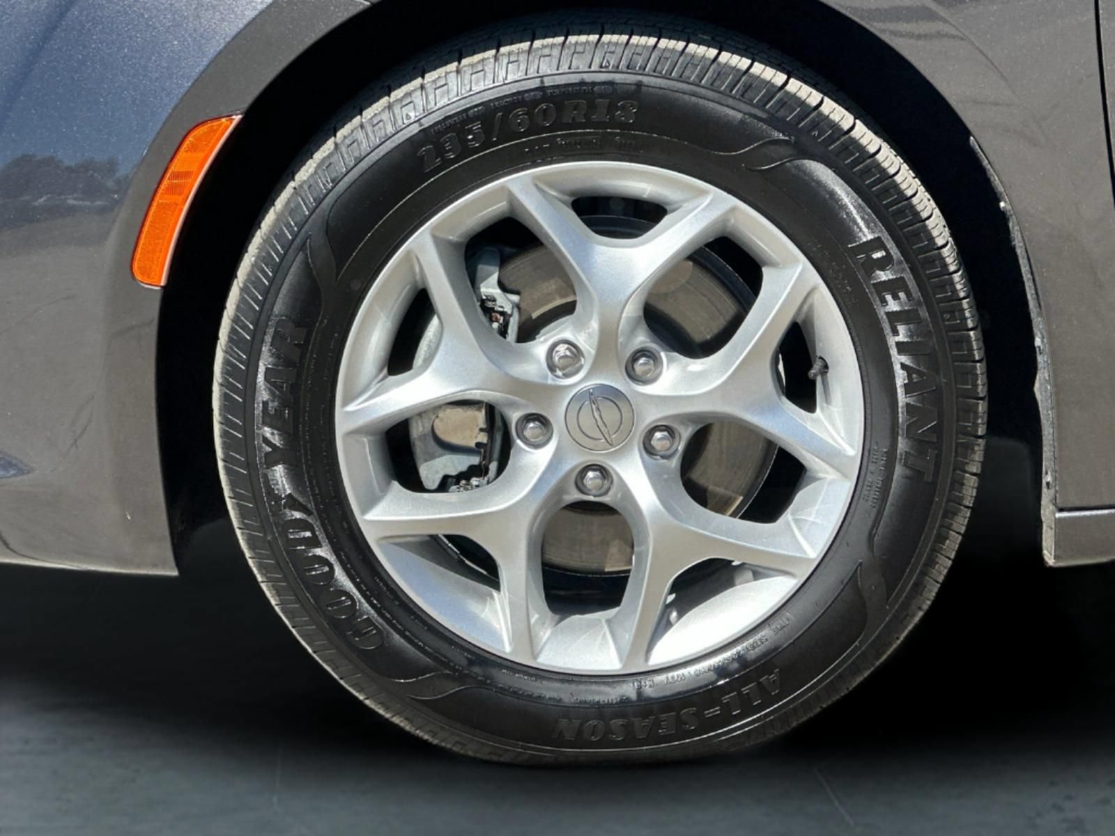 Used 2019 Chrysler Pacifica Touring Plus w/ Tire & Wheel Group FWD image 25