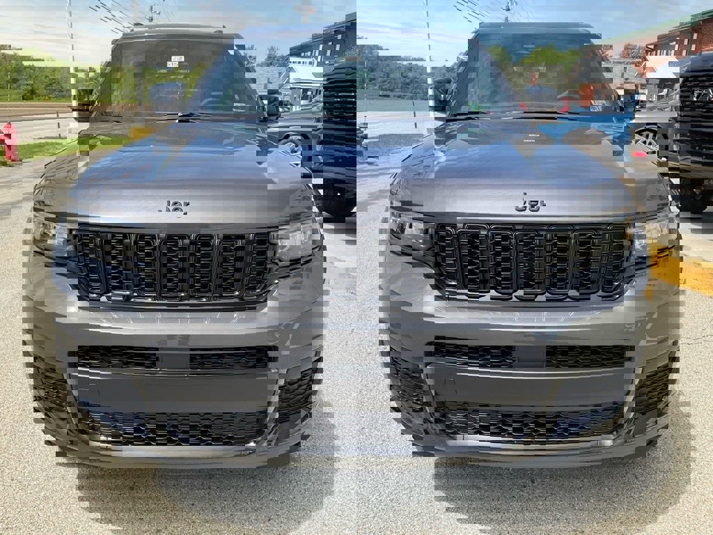 New 2025 Jeep Grand Cherokee L Laredo image 2