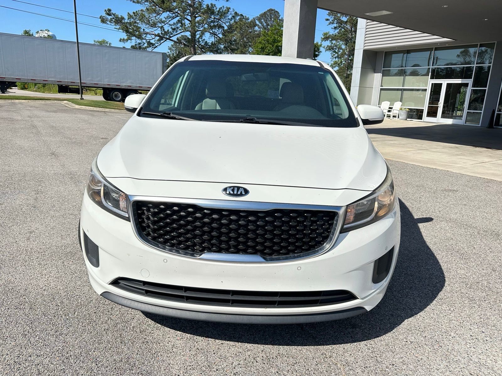 Used 2017 Kia Sedona LX w/ LX Essentials Premium Package image 2