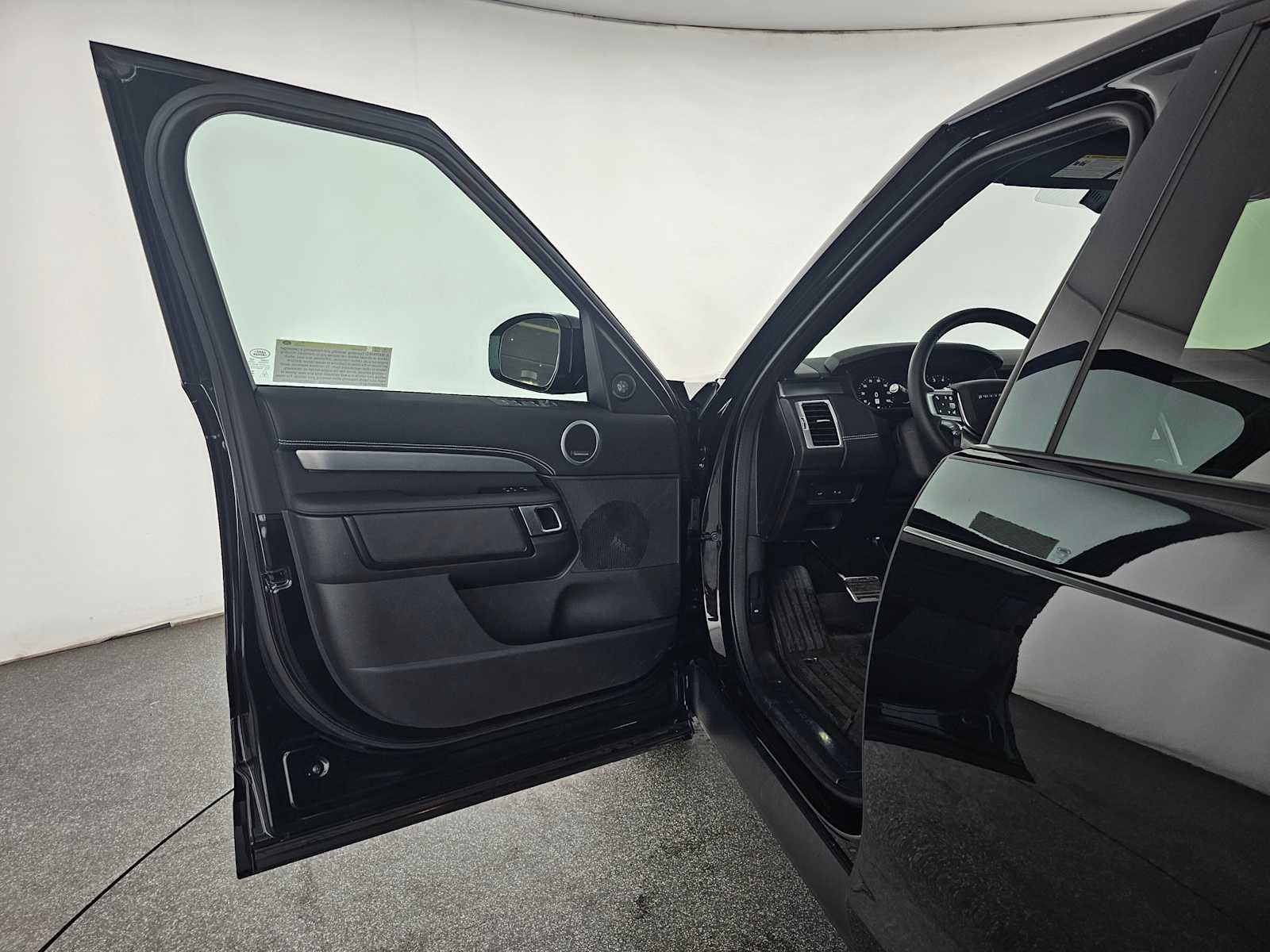 Used 2025 Land Rover Discovery Dynamic SE image 21