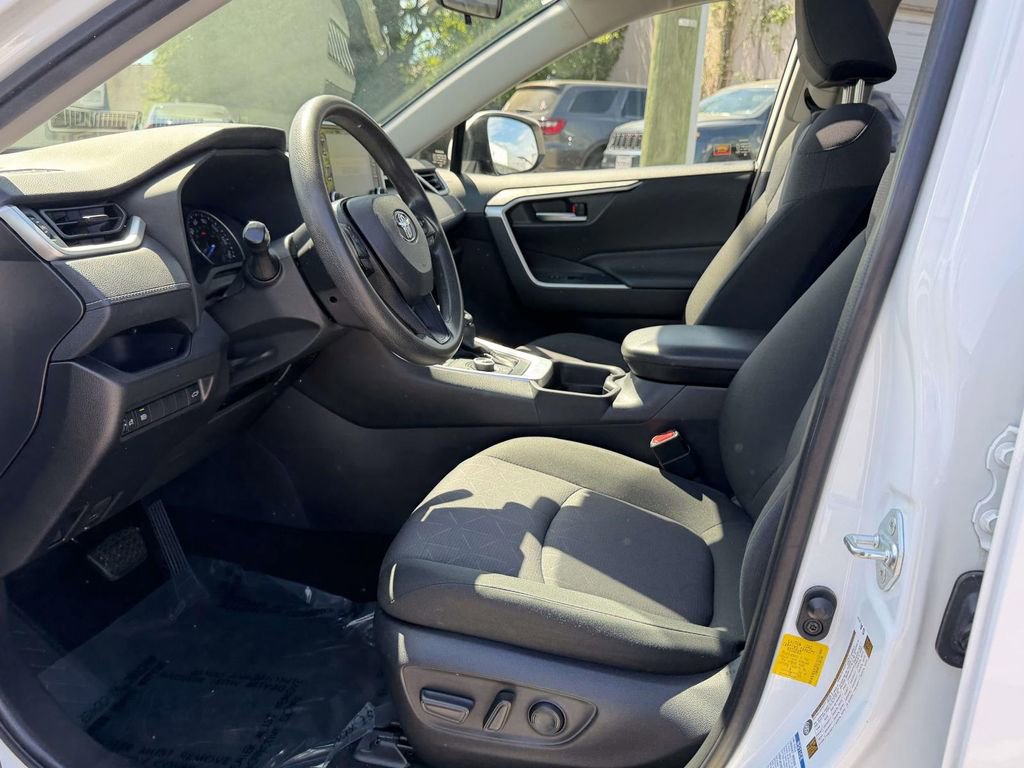 Used 2019 Toyota RAV4 XLE w/ Convenience Package image 16