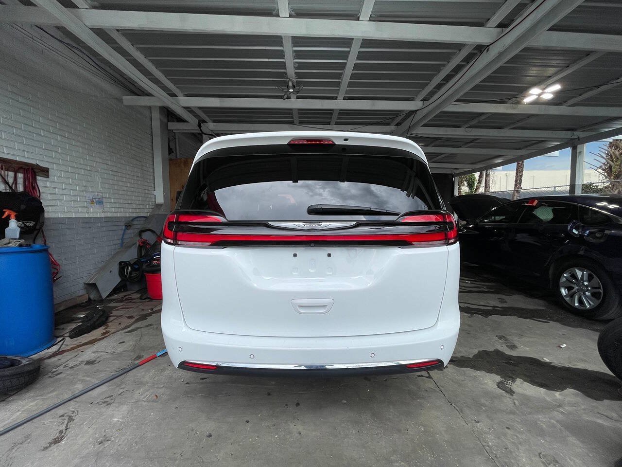 Used 2025 Chrysler Pacifica Select FWD image 4