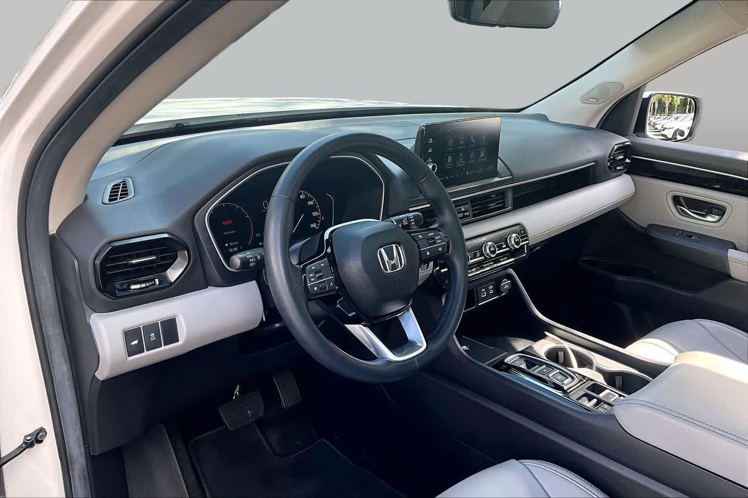 Used 2025 Honda Pilot Touring image 18