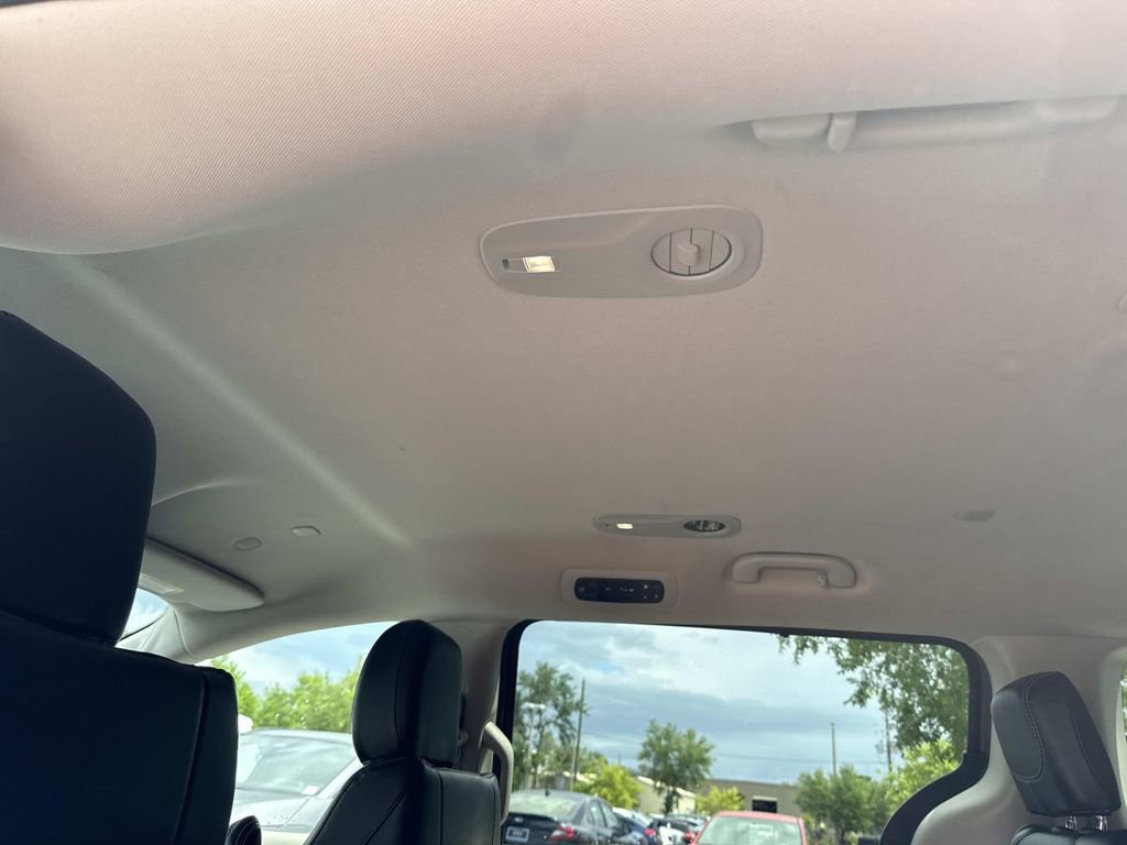 Used 2023 Chrysler Pacifica Touring-L FWD image 21