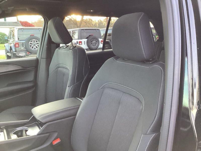 New 2025 Jeep Grand Cherokee Laredo X w/ Luxury Tech Group I AWD/4WD image 27