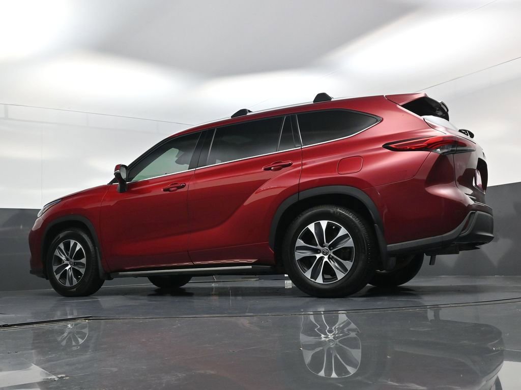 Used 2022 Toyota Highlander XLE FWD image 18