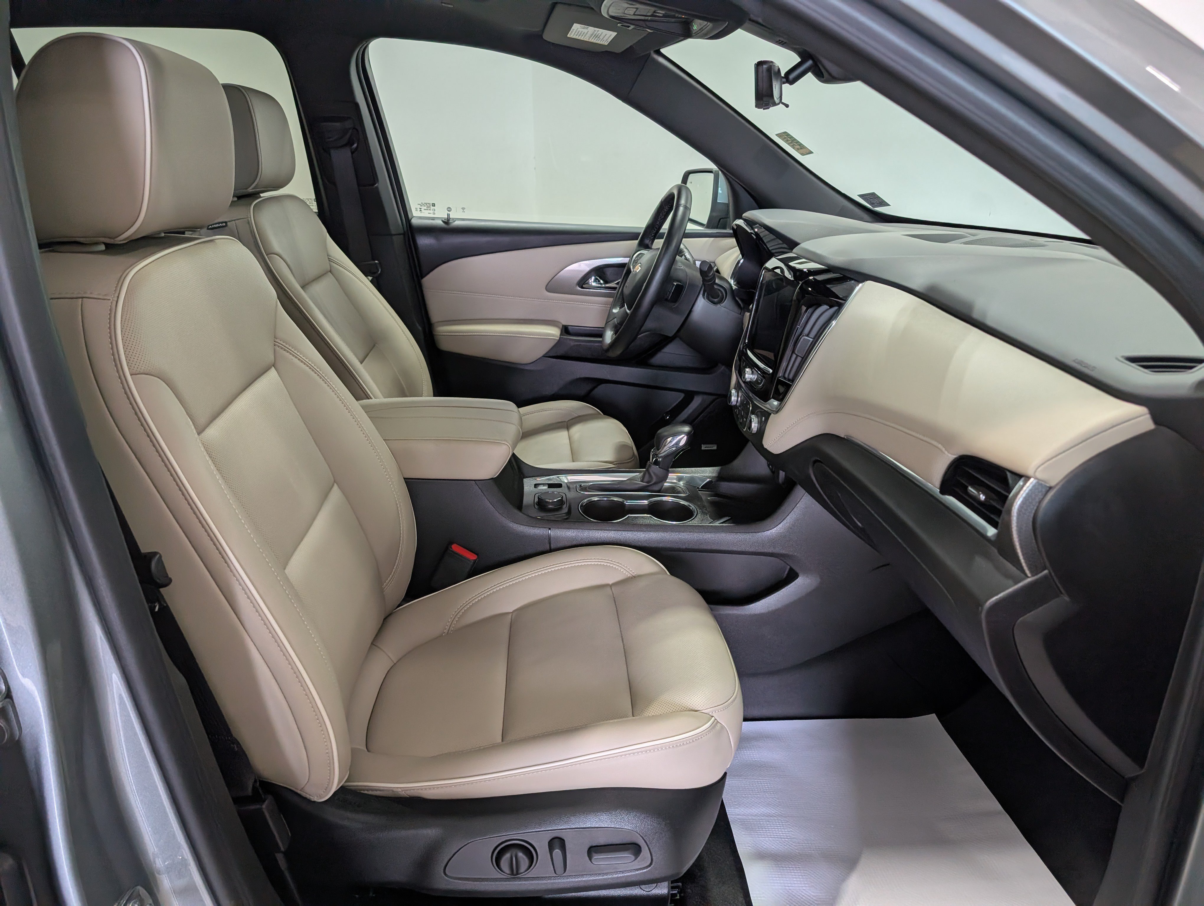 Used 2023 Chevrolet Traverse Premier FWD image 19