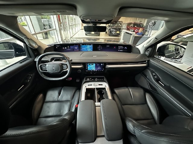 Certified 2025 Lincoln Navigator Reserve AWD/4WD image 15