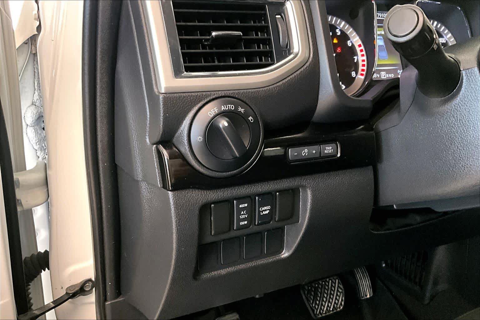 Used 2018 Nissan Titan SV w/ SV Convenience Package AWD/4WD image 30