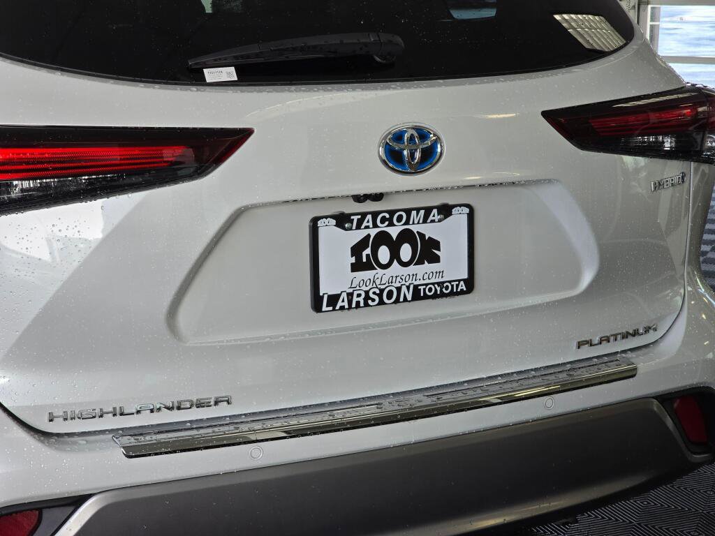 Used 2024 Toyota Highlander Platinum image 12