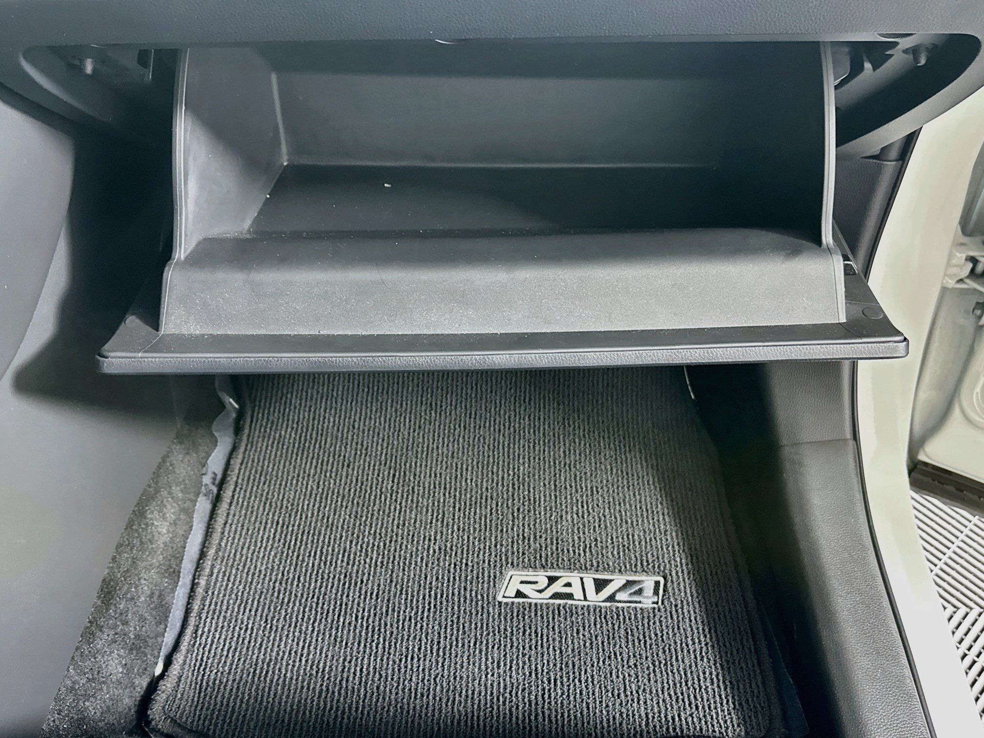 Certified 2025 Toyota RAV4 LE FWD image 31