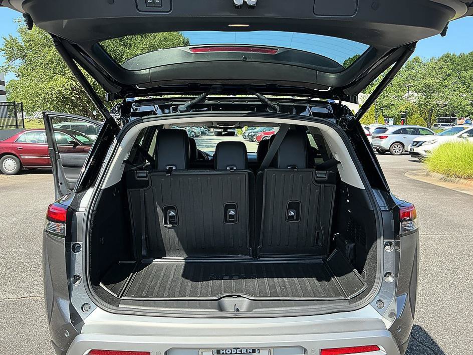 Certified 2025 Nissan Pathfinder Platinum w/ Cargo Package AWD/4WD image 30