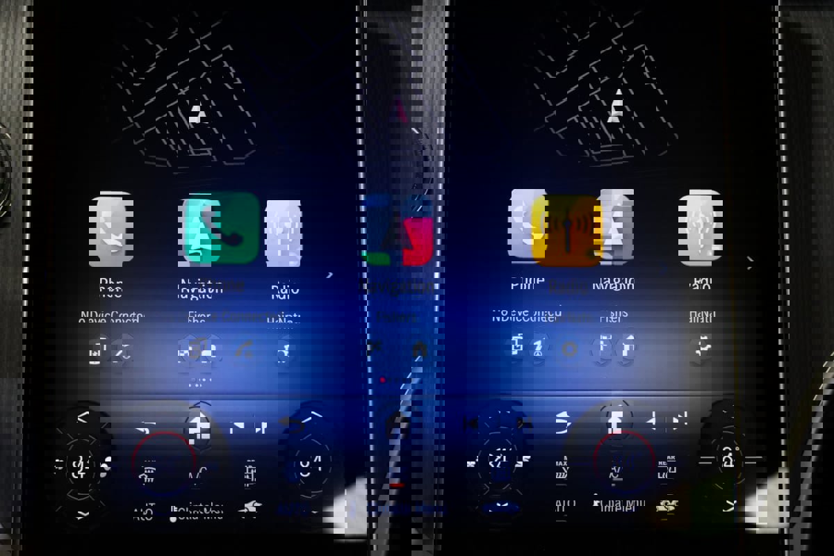 Used 2025 Mercedes-Benz GLC 300 4MATIC Coupe image 52