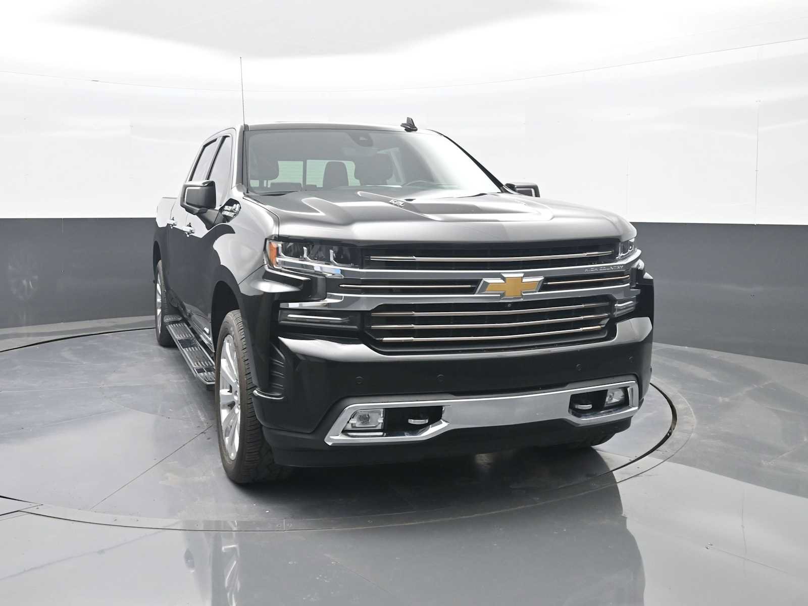 Used 2021 Chevrolet Silverado 1500 High Country w/ Technology Package AWD/4WD image 2