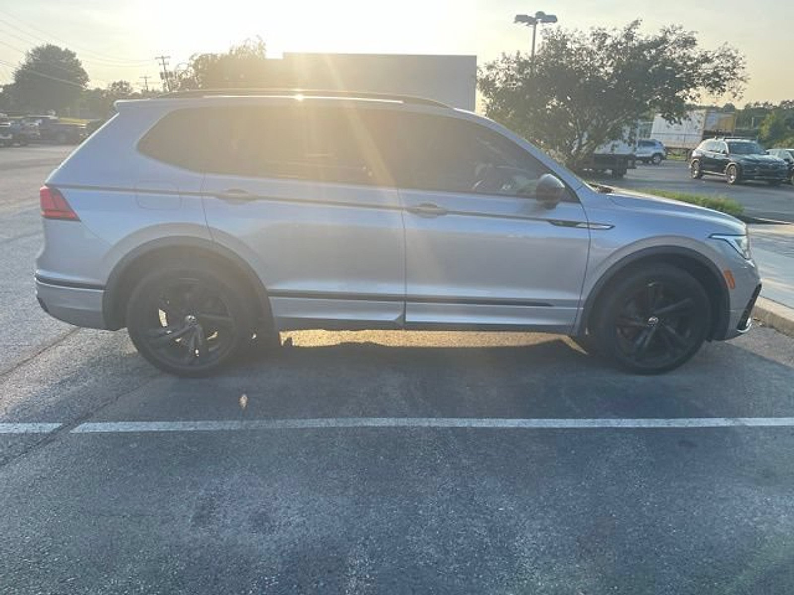 Used 2023 Volkswagen Tiguan SE R-Line FWD image 6