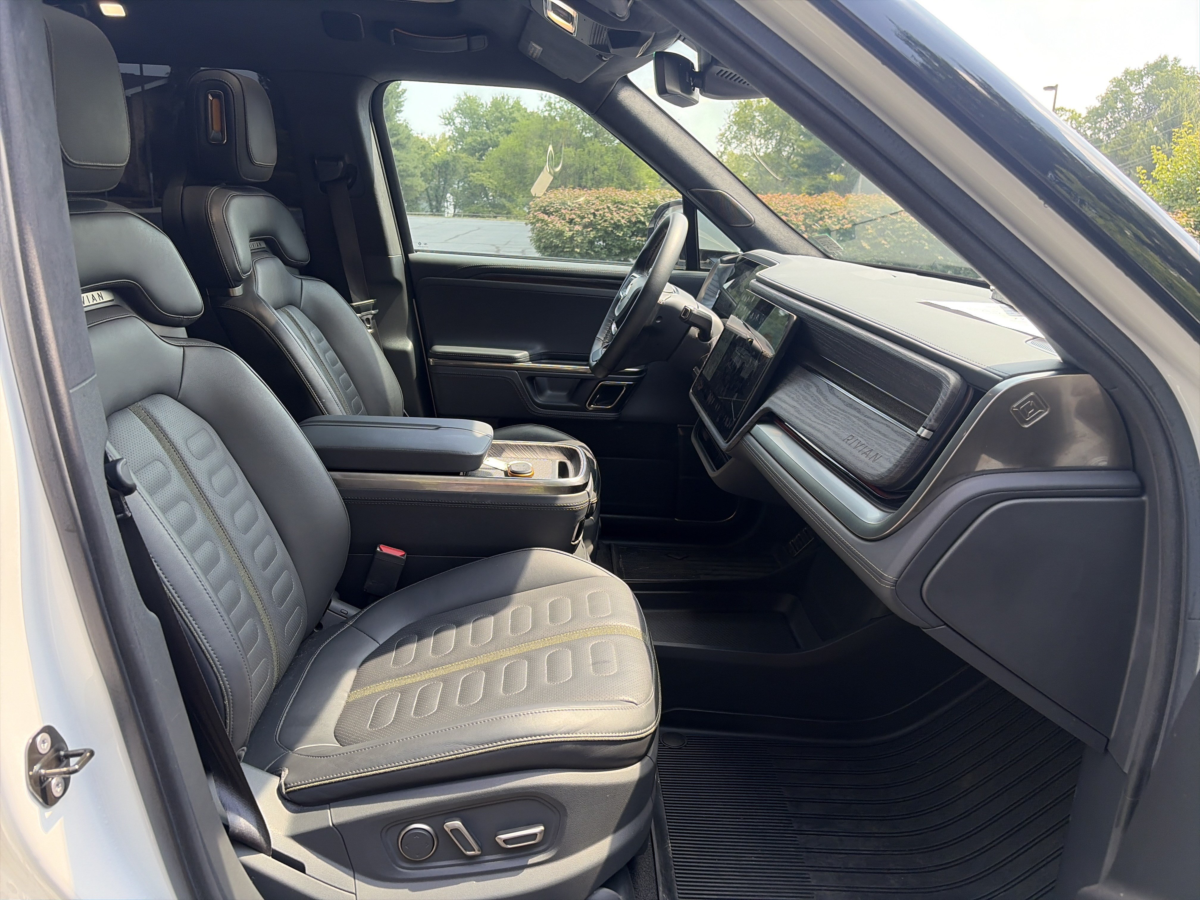 Used 2022 Rivian R1S Launch Edition AWD/4WD image 47
