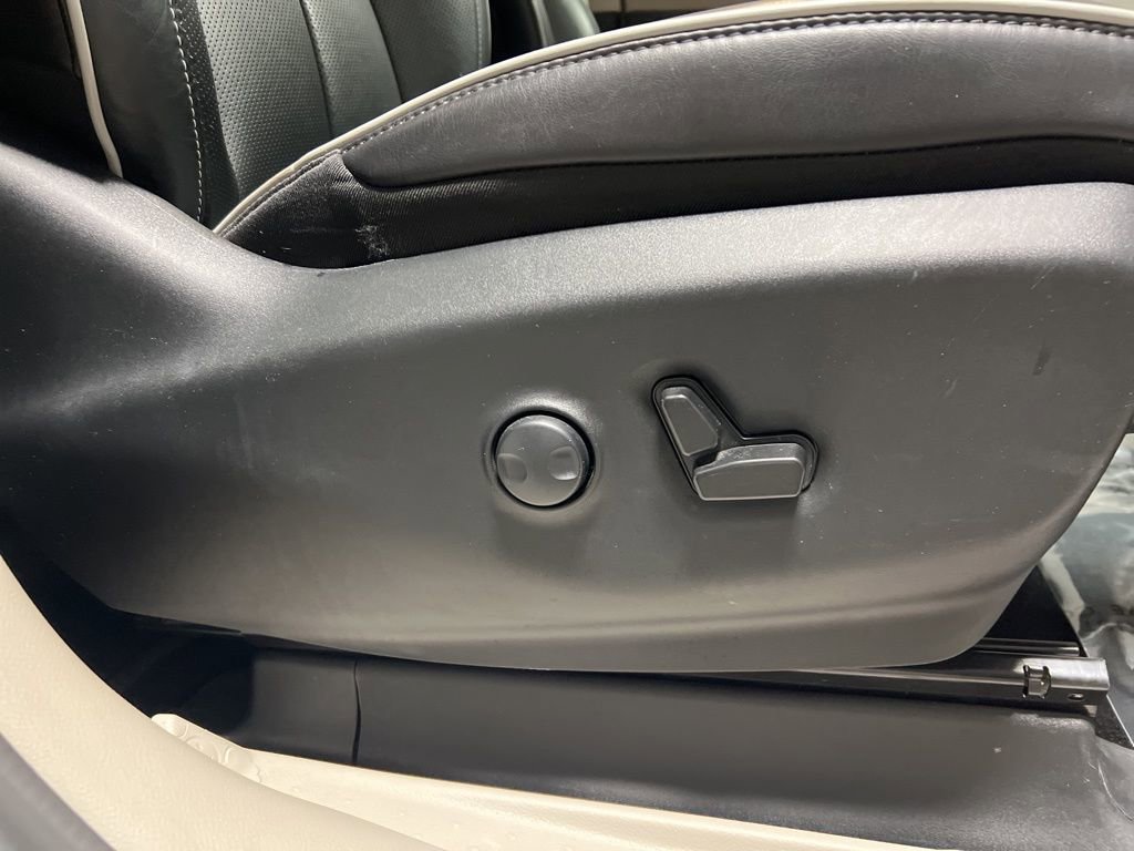 Used 2024 Chrysler Pacifica Limited image 10