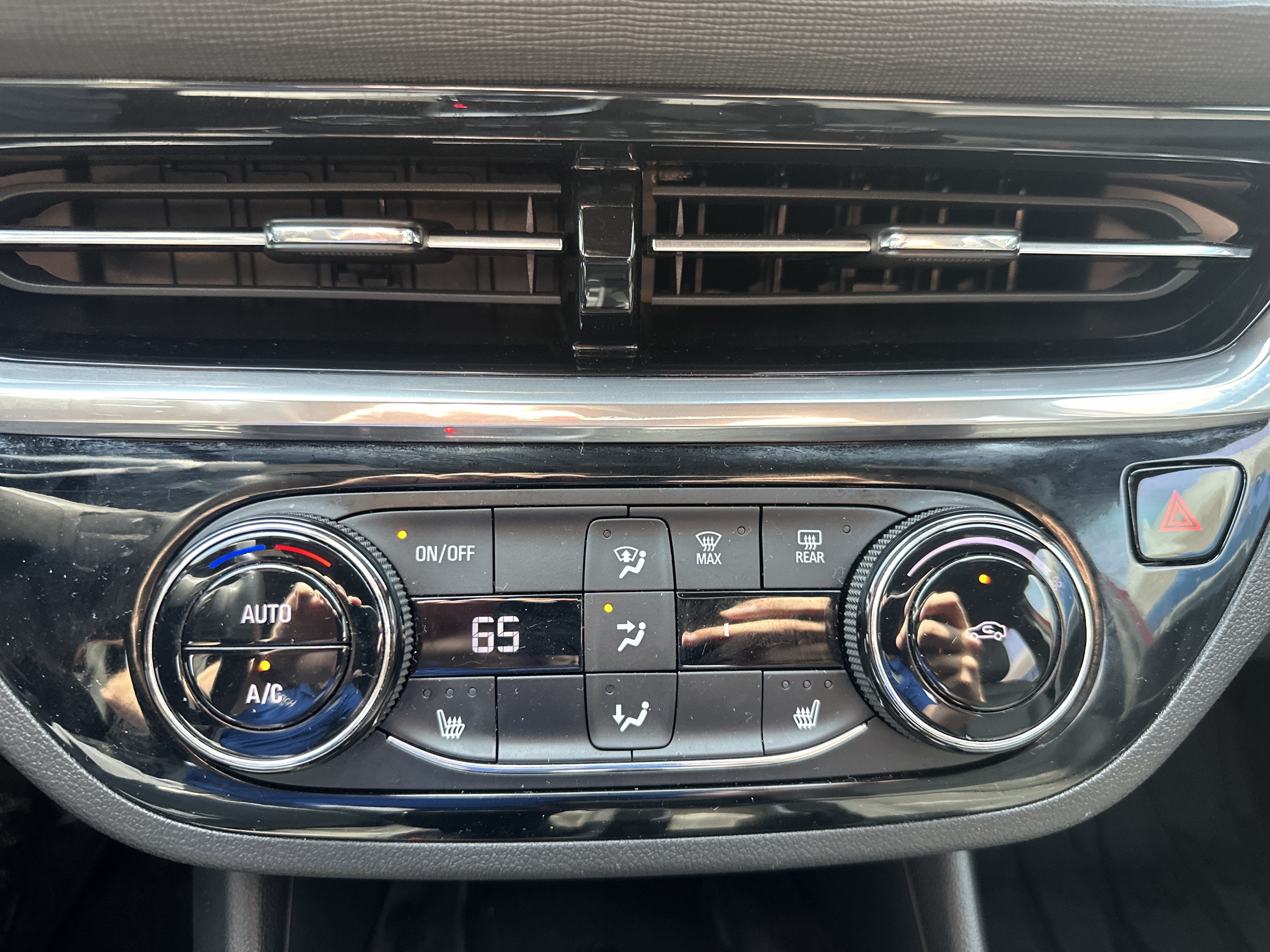 Used 2024 Buick Envista Sport Touring w/ Convenience I Package FWD image 17