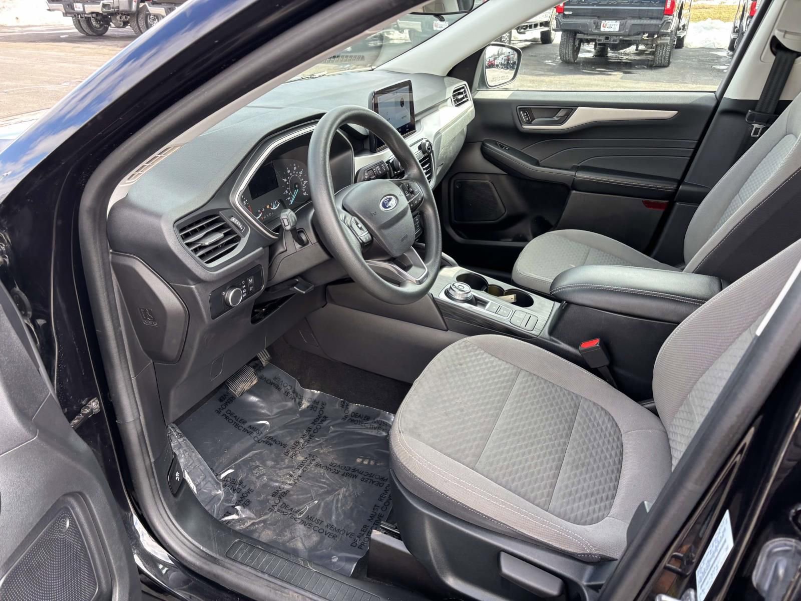 Used 2022 Ford Escape SE w/ SE Sport Appearance Package image 27