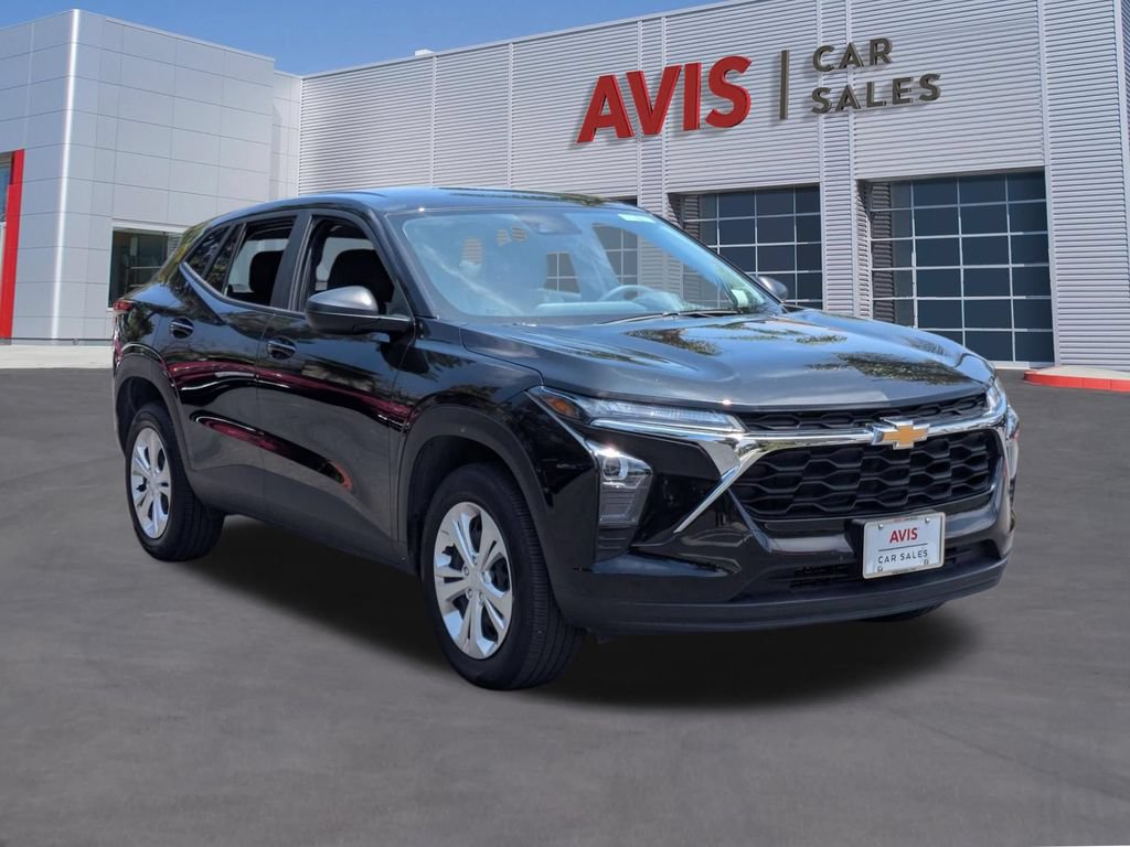 Used 2025 Chevrolet Trax LS FWD image 3