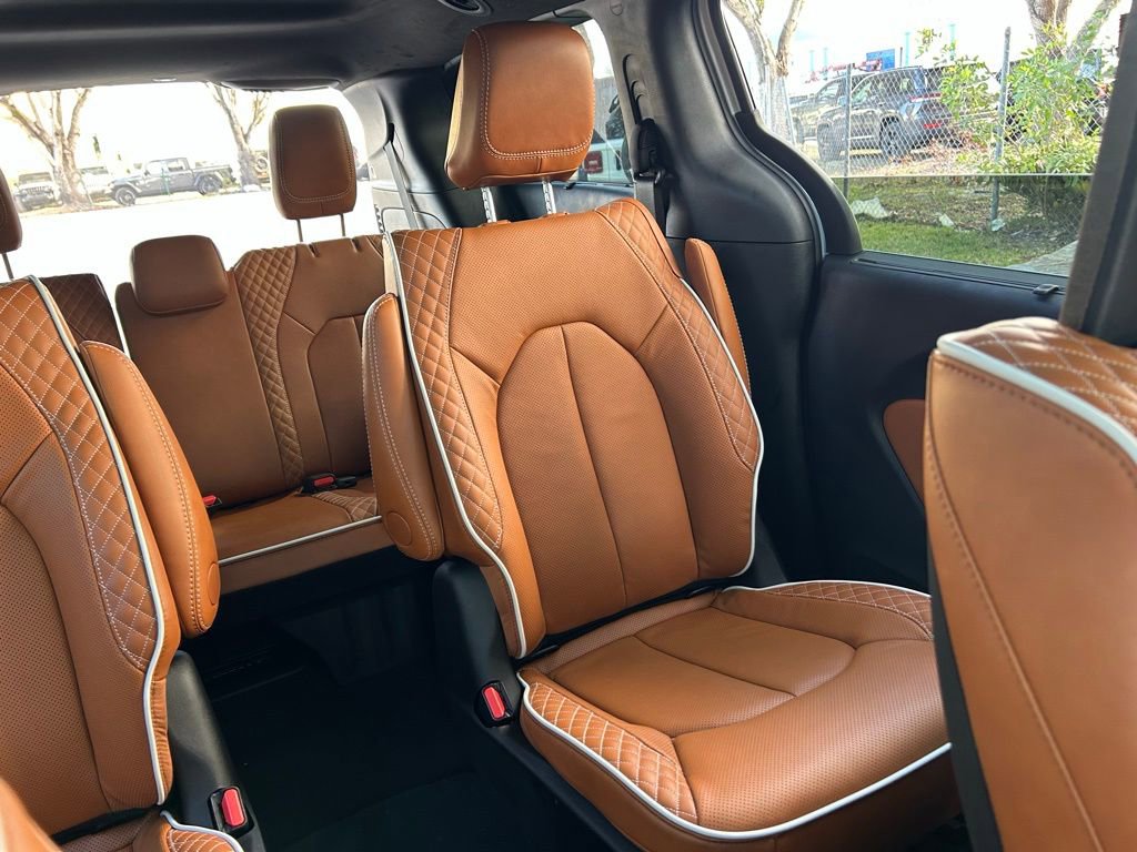 New 2026 Chrysler Pacifica Pinnacle image 15