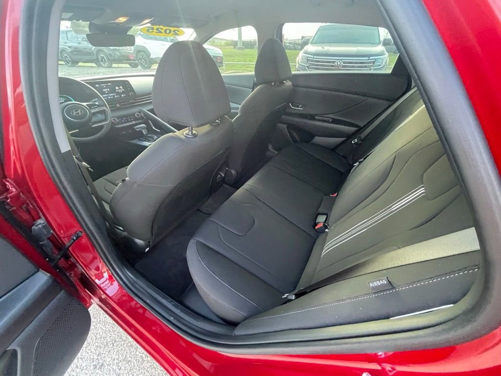 Used 2025 Hyundai Elantra Blue image 21