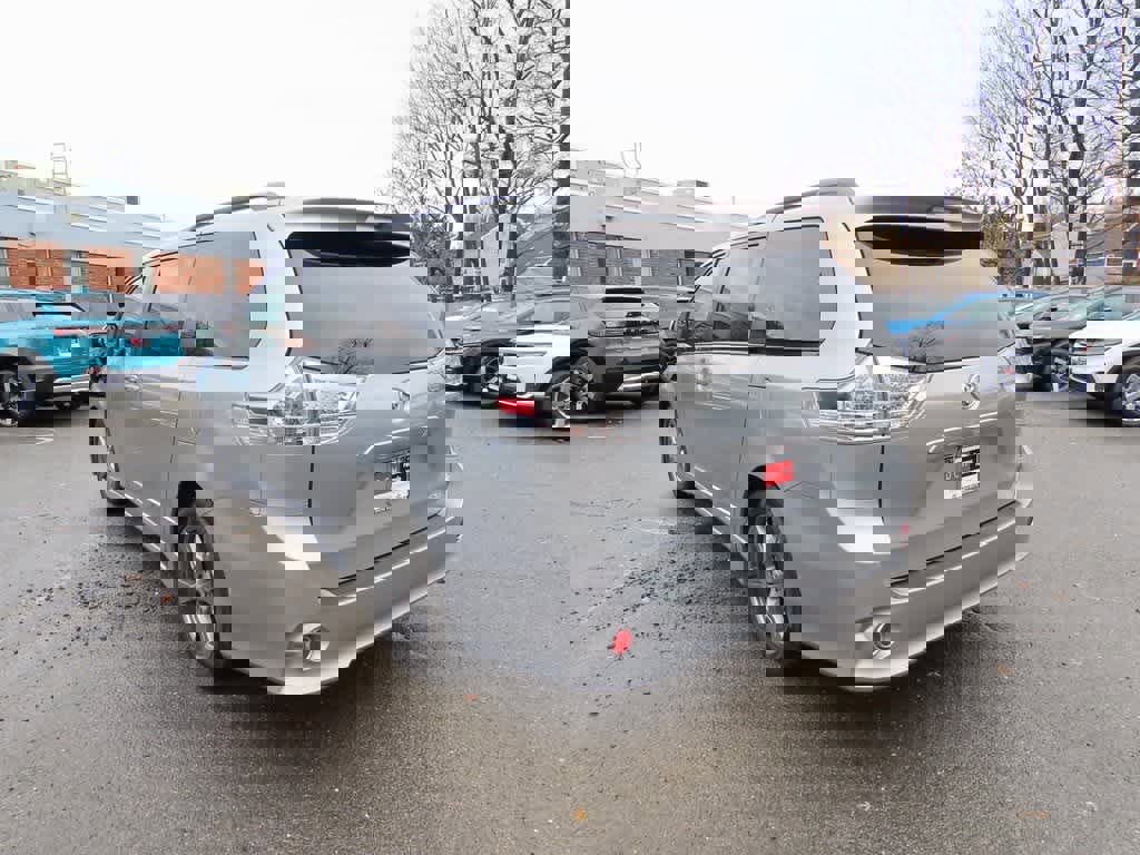 Used 2017 Toyota Sienna SE image 4