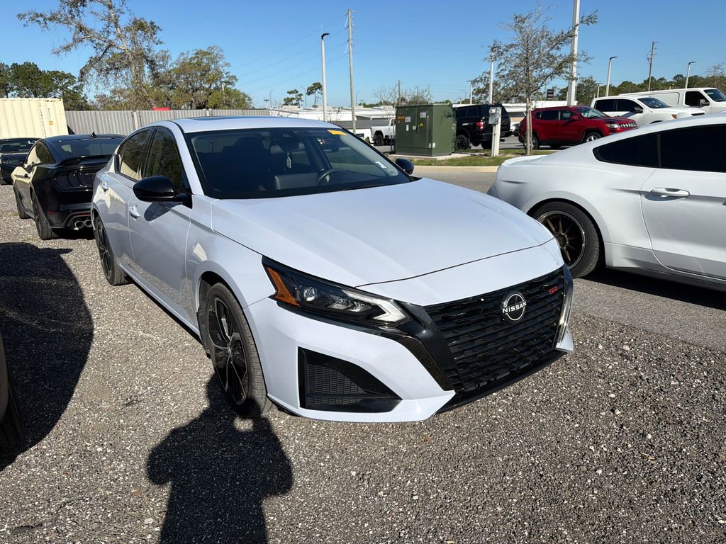 Used 2024 Nissan Altima 2.5 SR w/ SR Premium Package image 3