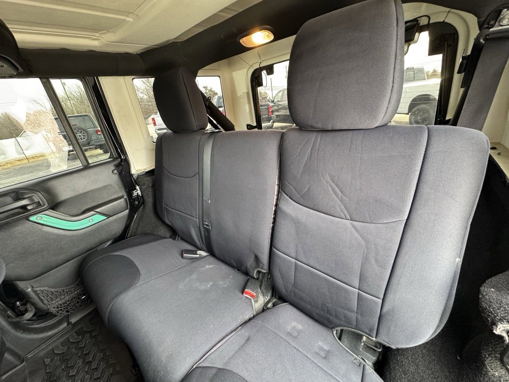 Used 2016 Jeep Wrangler Unlimited Sahara w/ Connectivity Group image 11