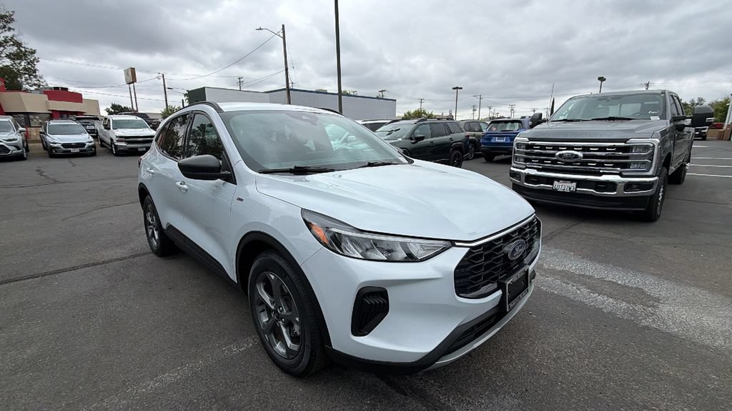 Used 2025 Ford Escape ST-Line FWD image 2