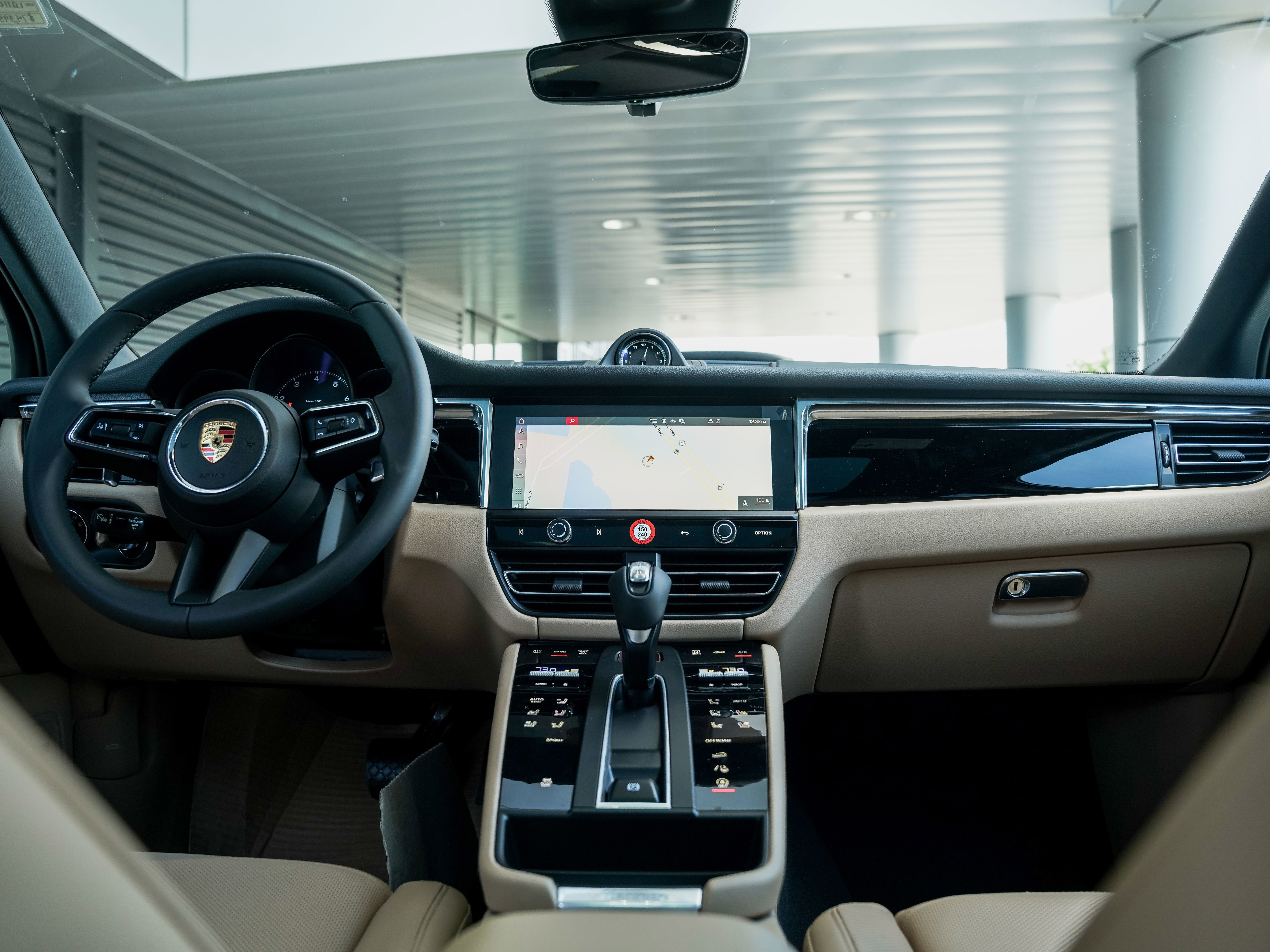 Certified 2025 Porsche Macan image 24