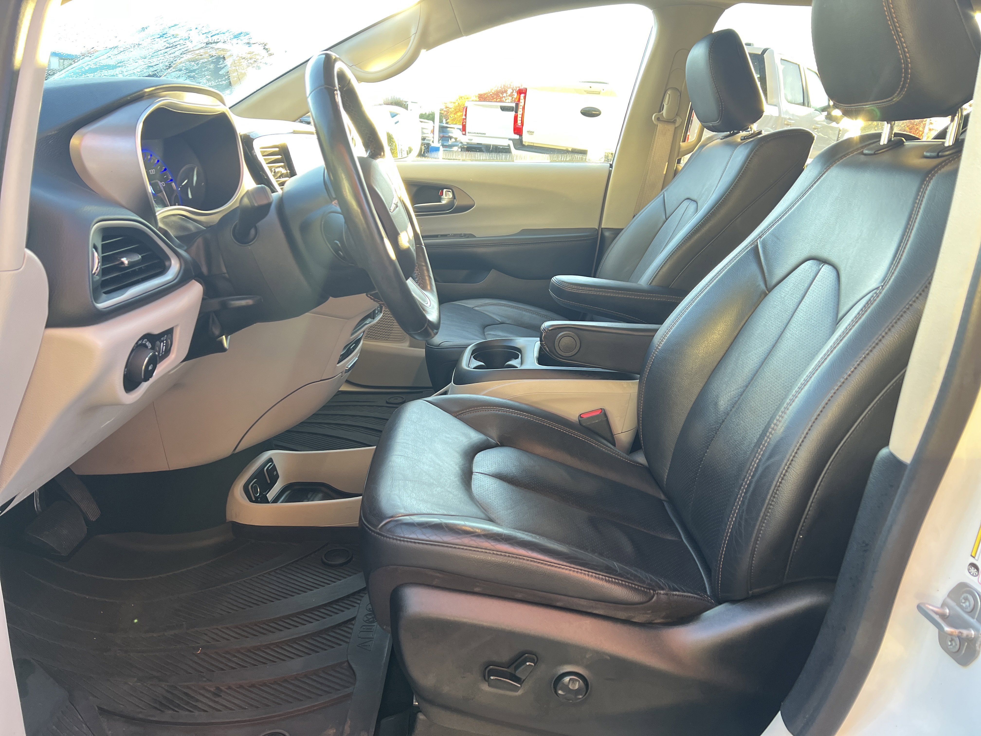 Used 2020 Chrysler Pacifica Touring-L Plus image 16