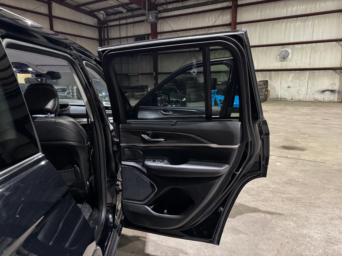 Used 2023 Jeep Grand Cherokee Limited w/ Luxury Tech Group II image 20