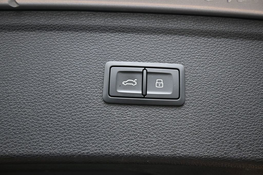 Used 2024 Audi Q5 e Premium w/ Convenience Package AWD/4WD image 17