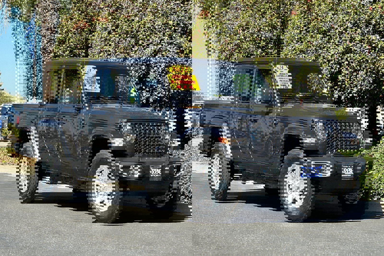 Used 2022 Jeep Gladiator Sport image 2