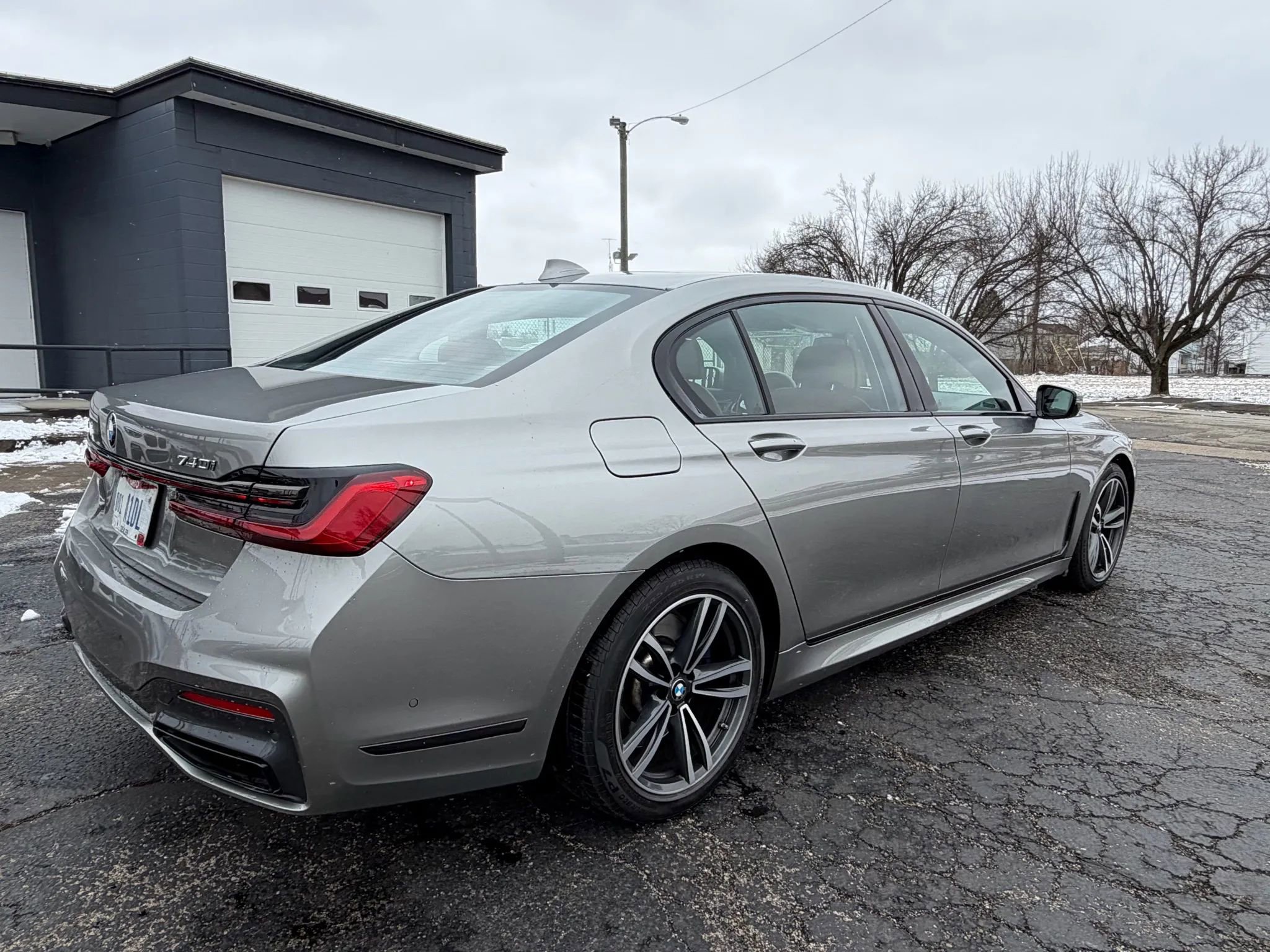 Used 2022 BMW 740i xDrive w/ M Sport Package image 10