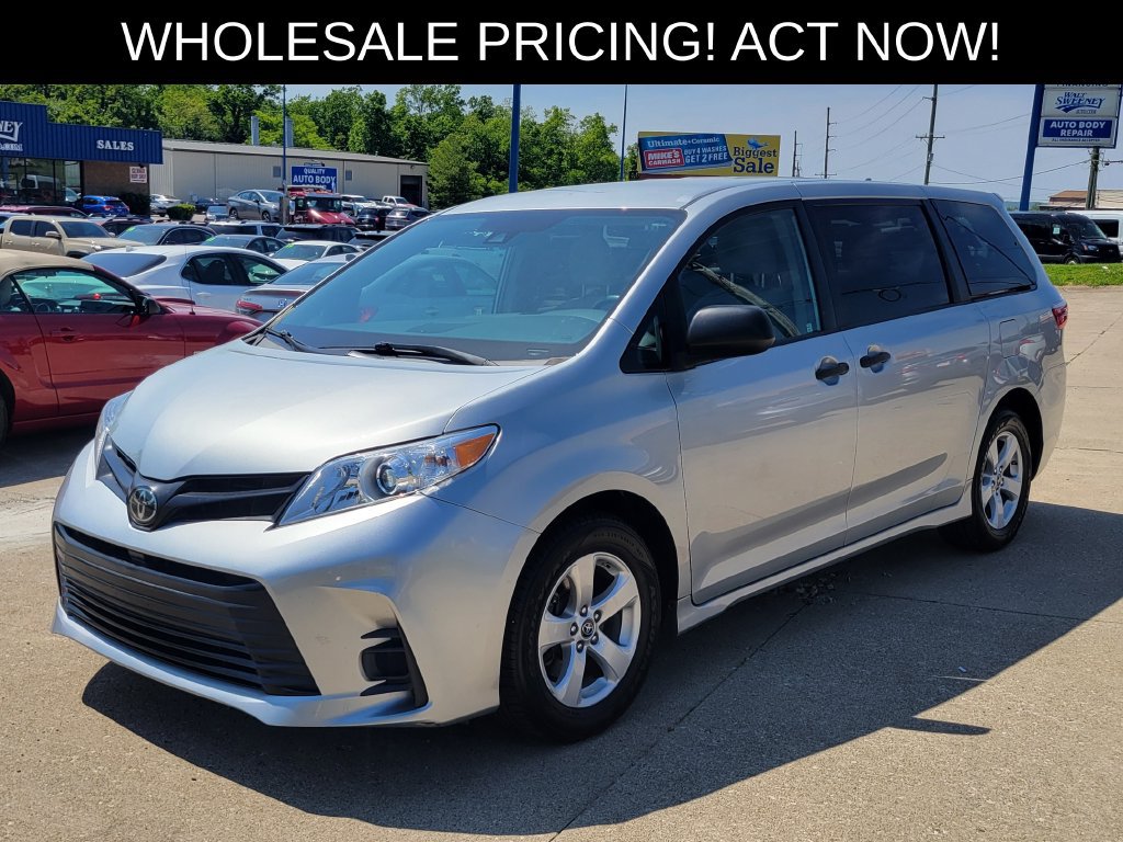 Used 2019 Toyota Sienna L w/ Carpet Mat Package FWD image 2