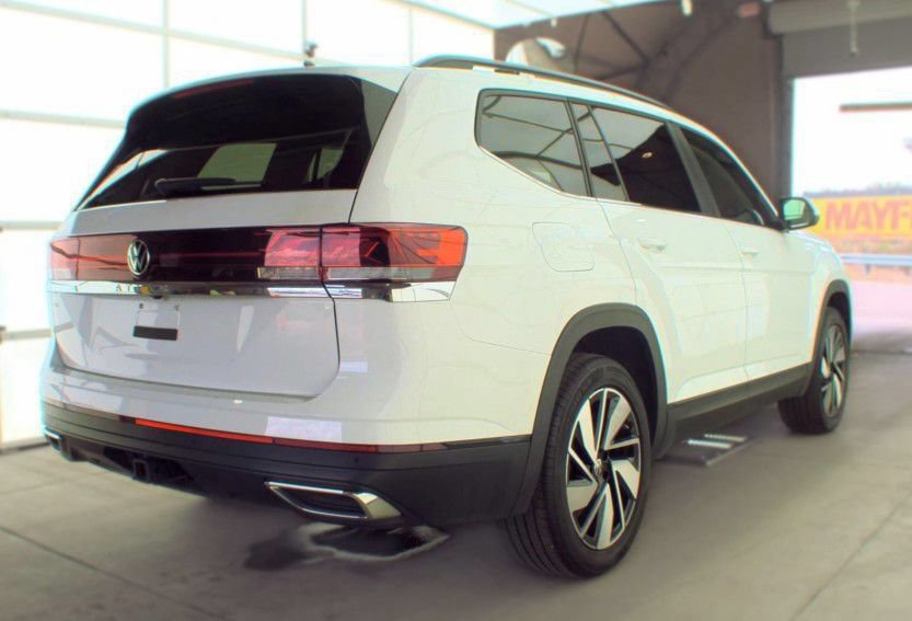Used 2025 Volkswagen Atlas SE FWD image 3