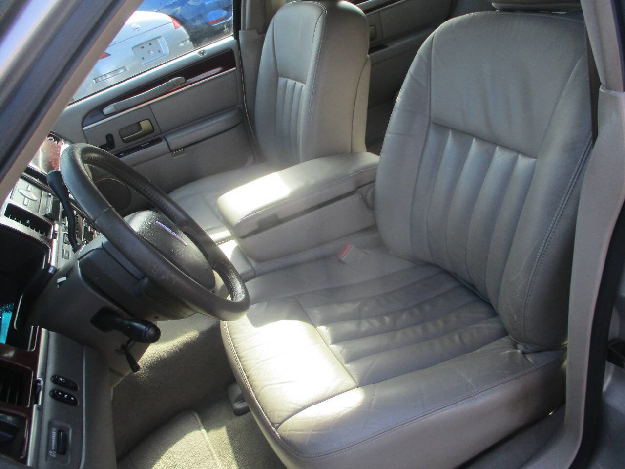 Used 2005 Lincoln Town Car Signature image 6