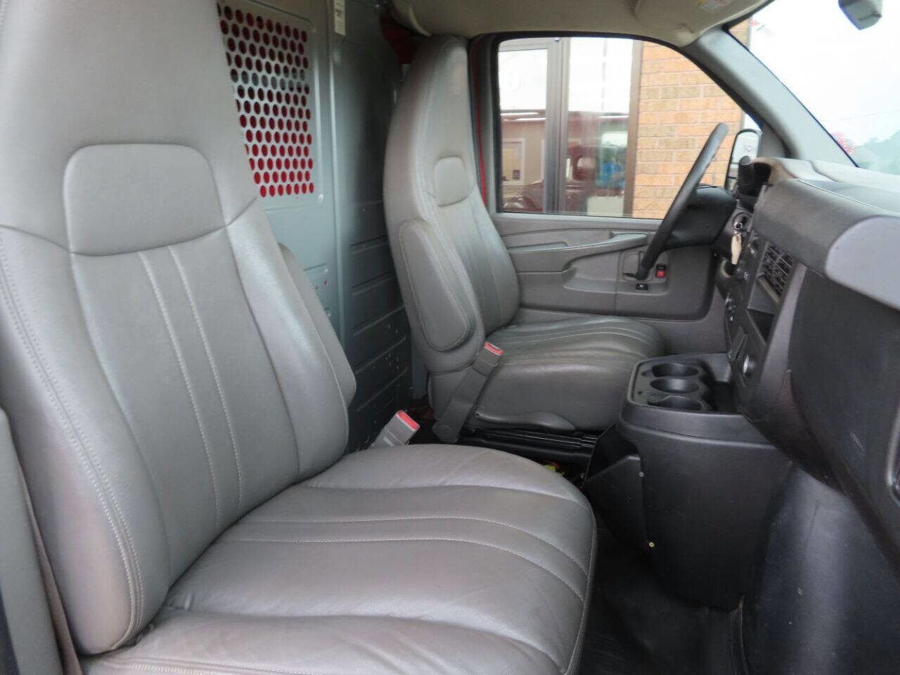 Used 2015 Chevrolet Express 2500 image 16