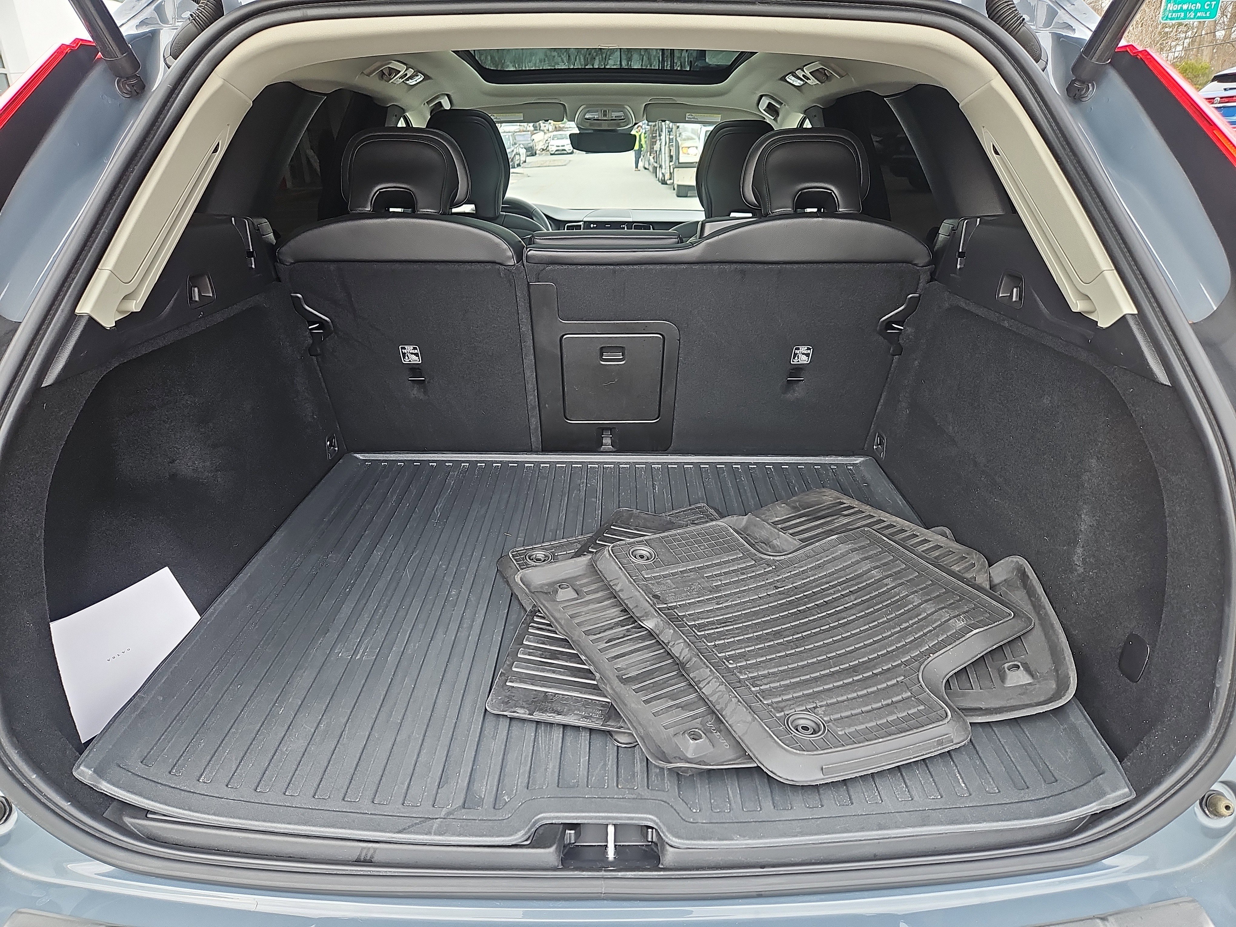 Used 2024 Volvo XC60 B5 Core w/ Climate Package image 32