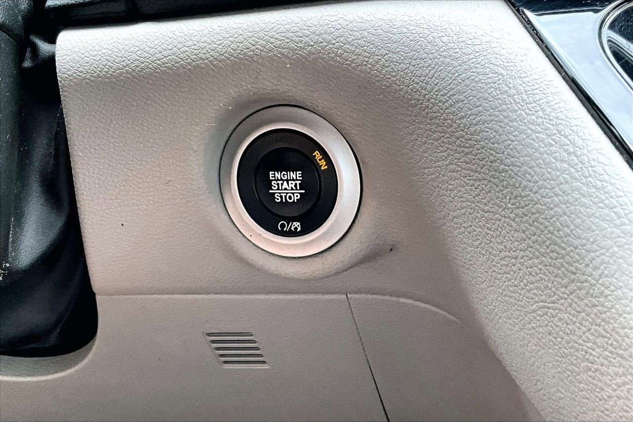 Used 2022 Chrysler Pacifica Touring-L FWD image 27