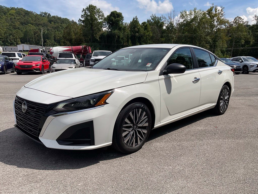 Used 2025 Nissan Altima 2.5 SV FWD image 3