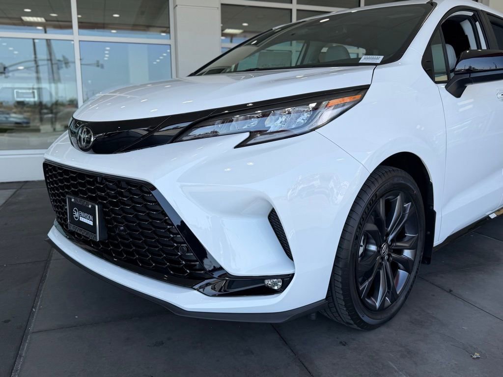 New 2026 Toyota Sienna XSE FWD image 3