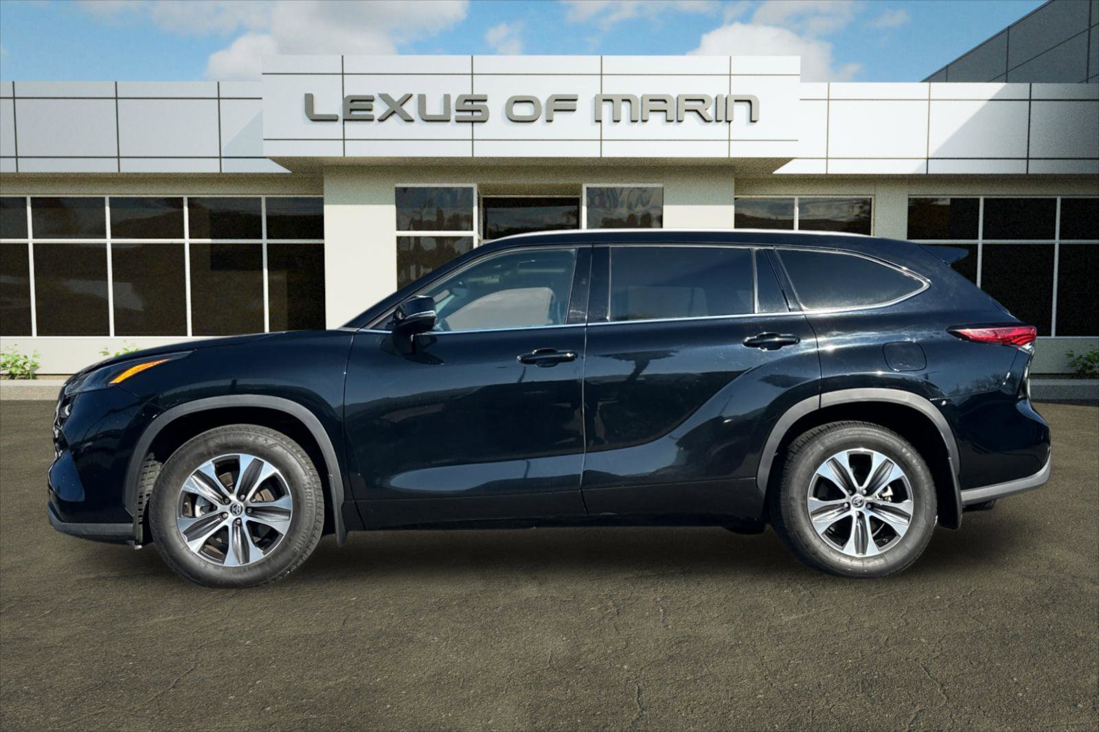 Used 2022 Toyota Highlander XLE image 2