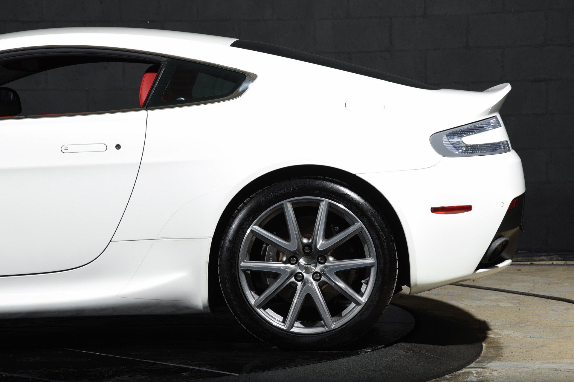 Used 2013 Aston Martin V8 Vantage Coupe image 38