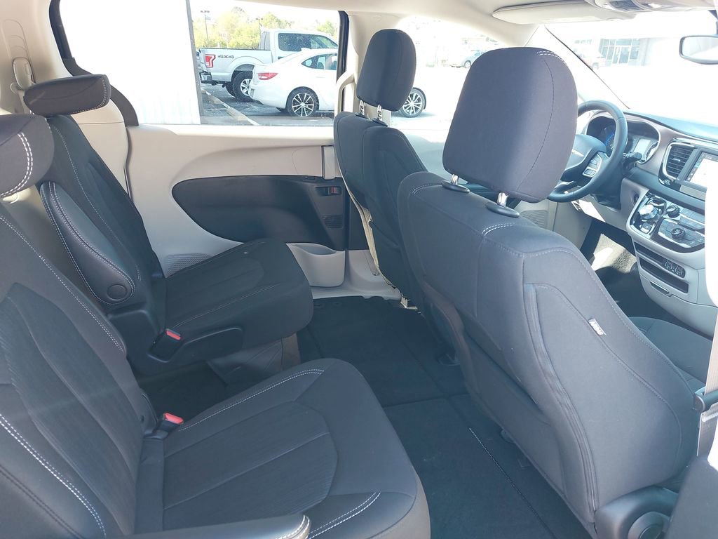 Used 2023 Chrysler Voyager LX image 31